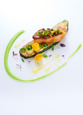 Escalope de foie gras, courgette, fèves, mangue et citron