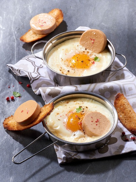 Huevos a la cazuela con foie gras