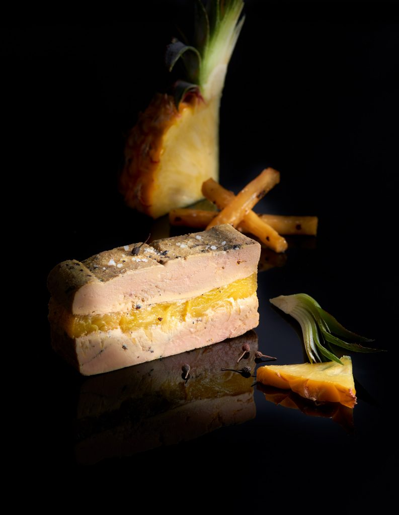 Foie gras en terrine à l'ananas, rhum et poivre de Madagascar, céleri caramélisé