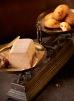 Terrine de foie gras accompagnée de madeleines et de figues